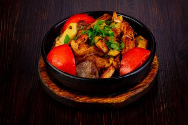 Kavrulmuş domuz patates tava ile