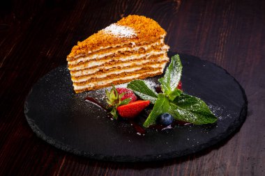 Nane ve çilek servis tatlı bal pasta