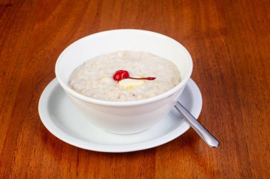 Lezzetli yulaf lapası kiraz ile