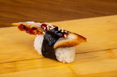 Lezzetli yılan balığı suşi susam ile