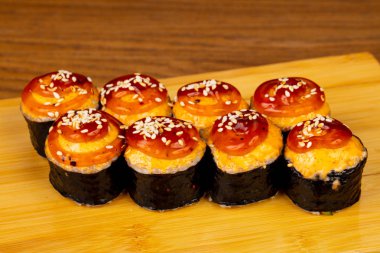 Somon ve karides lezzetli kızarmış rulolar