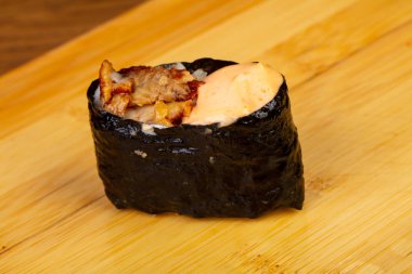 Lezzetli baharatlı yılan balığı suşi roll