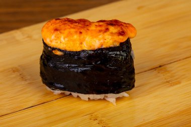 Lezzetli kızarmış peynir suşi roll