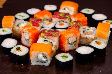 Lezzetli suşi rulo set tabağı