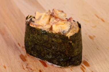 Gunkan suşi tavuk eti ile