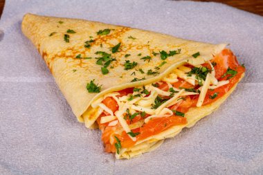 Somon ile gözleme ve peynir hizmet maydanoz