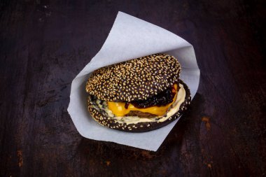 Siyah burger pirzola ve peynir