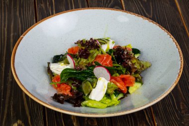 Salata somon ve krema sos ile