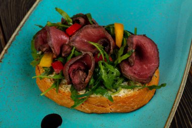 Bruschetta alarmdan ve rucola ile