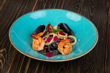 Siyah deniz ürünleri karides ve midye makarna