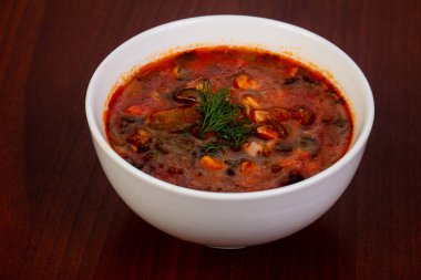 Geleneksel Solyanka çorba, et