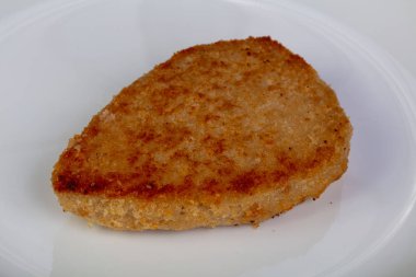 Kavrulmuş balık tabak içinde pirzola