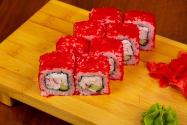 Yengeç eti ve tobico ile rulo