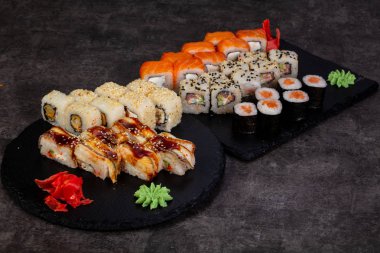 Japon Suşi ile çeşitli madde ayarla