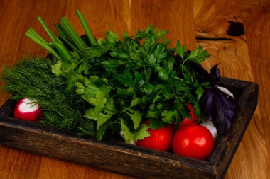Yeşil otlar ile taze sebze