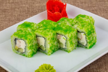 Karides ve tobiko ile rulo