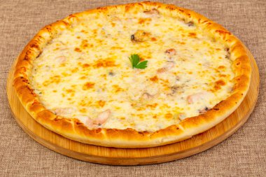 Deniz ürünleri ve peynir pizza