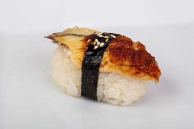 Japon geleneksel soğuk yılan balığı suşi