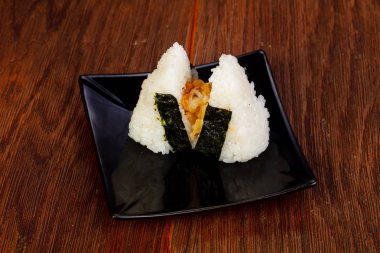 Kalamar ile Japon geleneksel Onigiri