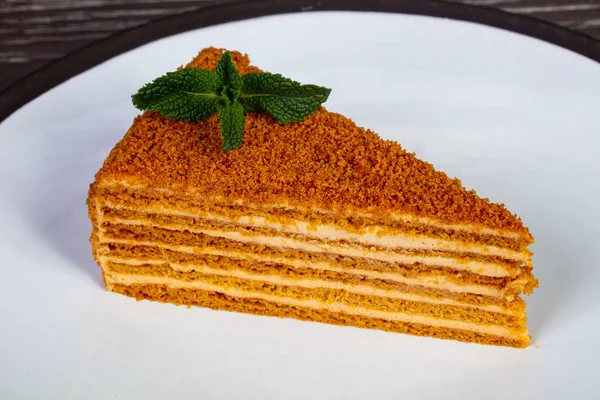 Kue Madu Krim Lezat Yang Disajikan Dengan Peppermint — Stok Foto