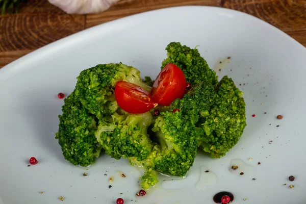 Läckra Broccoli Med Vitlökssås Och Chery Tomat — Stockfoto