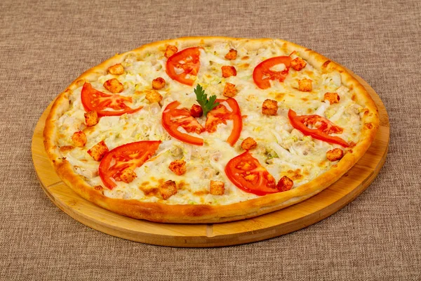 Pizza Caesar Mit Hühnchen Und Tomaten — Stockfoto