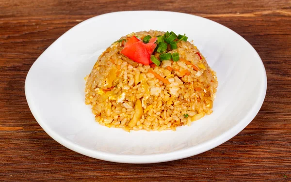 Aduk Nasi Goreng Dengan Sayuran Dan Rempah Rempah — Stok Foto