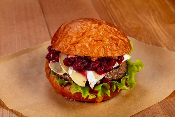 Burger Wołowiny Brie Sera — Zdjęcie stockowe