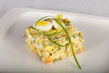 Bıldırcın yumurta ile Rus salatası