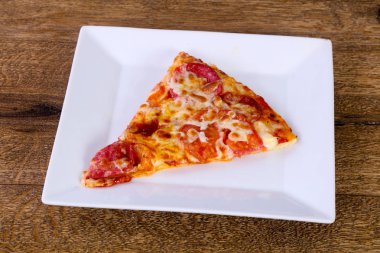 Biberli pizza sosis ve peynir ile