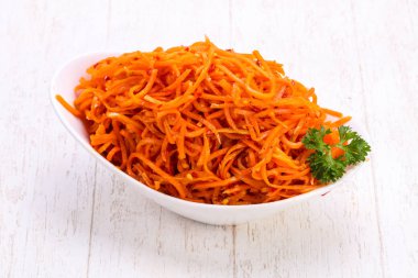 Kabın içinde çekilen havuç yığın