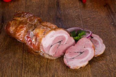 Domuz eti ahşap arka plan üzerinde füme