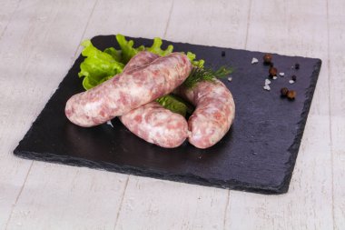Çiğ domuz sosisi grill için hazır