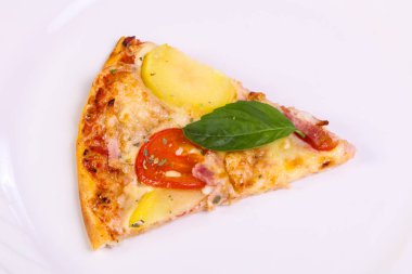 Fesleğen Pizza jambon ve patates ile hizmet