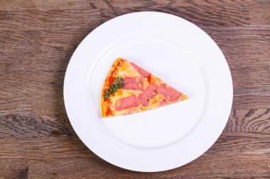 Lezzetli Pizza assortie sosis, mantar ve sebze