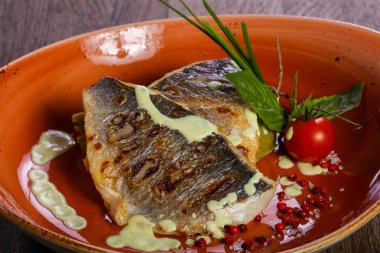 Izgara dorada filetosu domates ve soğan servis