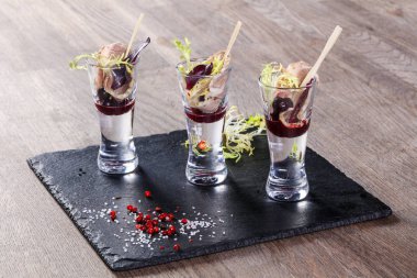 Aperatif yemek kızılcık soslu biftek