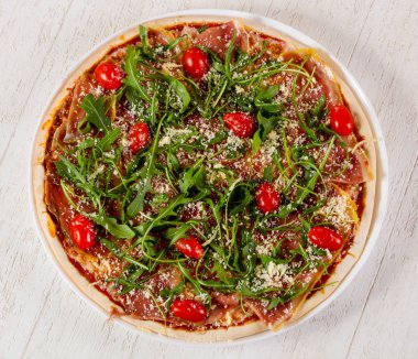 Hamon ve roka ile pizza.