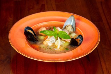 Fesleğen yaprakları ile deniz mahsulleri çorbası