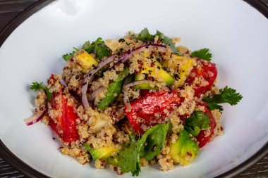 Kinoa ve enginar ile taze sebze salatası