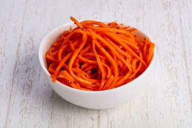 İştah açıcı baharatlı Kore havuç salatası