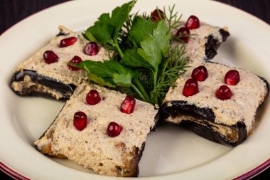 Pomegranet hizmet içi doldurulmuş patlıcan rulo