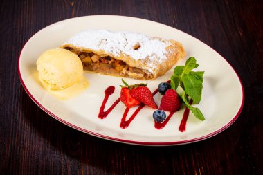 Nane ve syrop elma Strudel servis