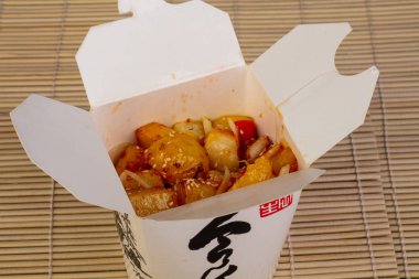 Tay sos ve sebze ile Tavuk lezzetli kutusu