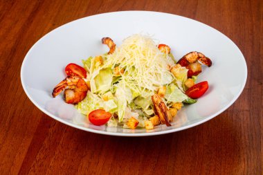 Kızarmış karides lezzetli ceasar salata