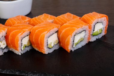 Avokado ve peynir ile lezzetli philadelphia rulo