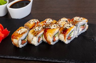 Lezzetli yılan balığı suşi susam ve teriyaki