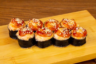 Somon ve karides lezzetli kızarmış rulolar