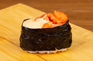 Lezzetli baharatlı somon suşi roll