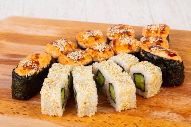 Geleneksel suşi somon ve yılan balığı ile ayarla